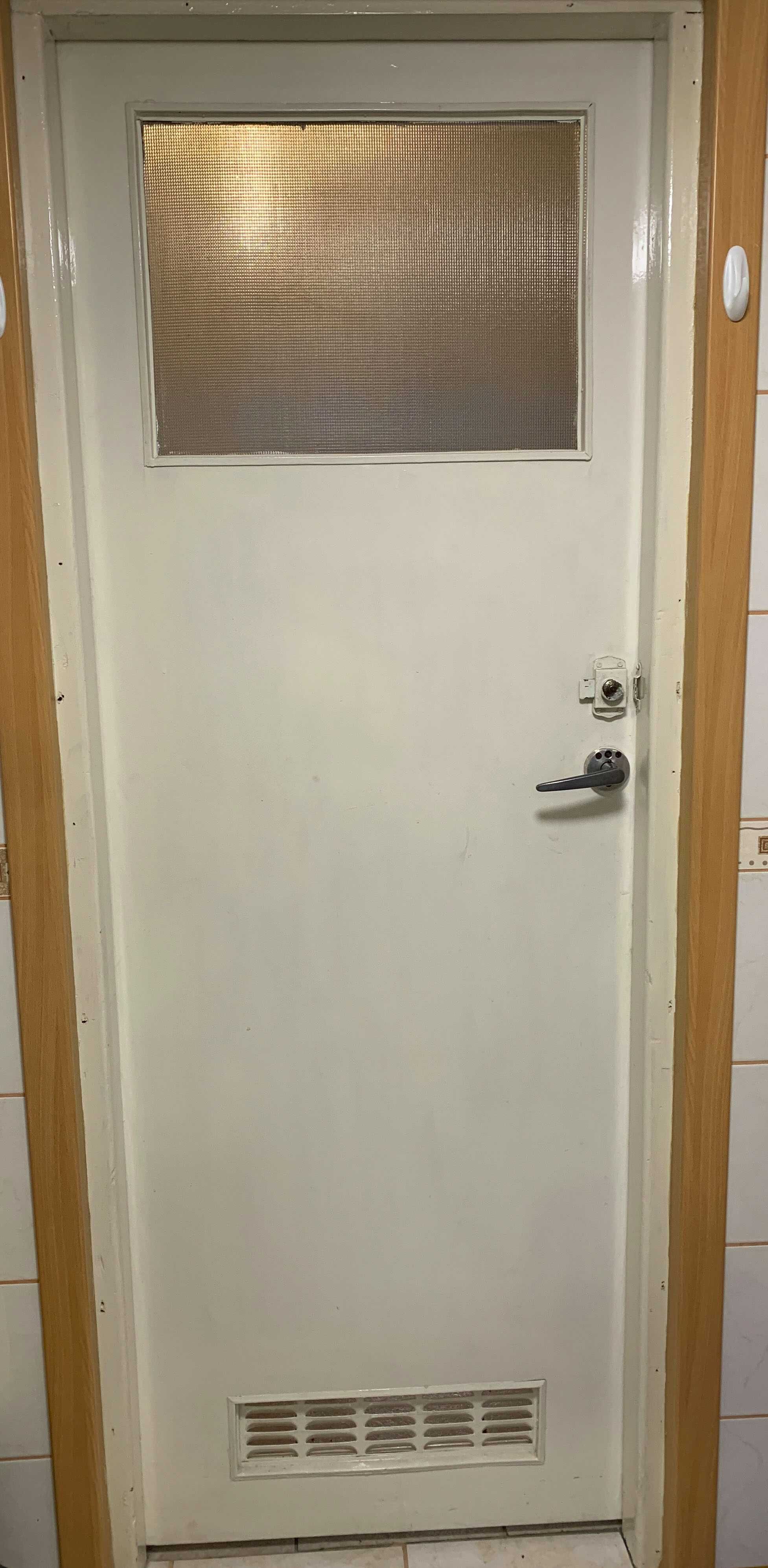 Drzwi drewniane prawe z szybą