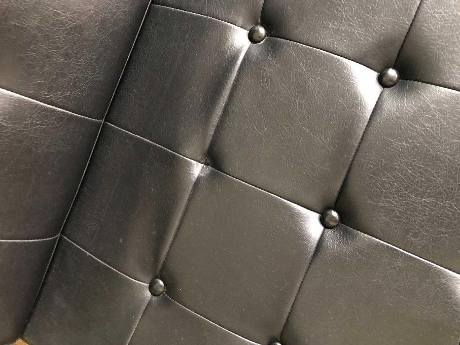 2 cadeirões pretos, modernistas em capitoné