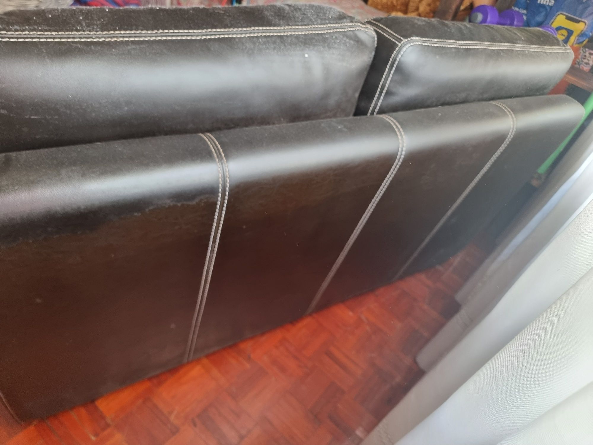 Sofá castanho em pele