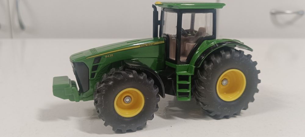 Trator Siku escala 1/50