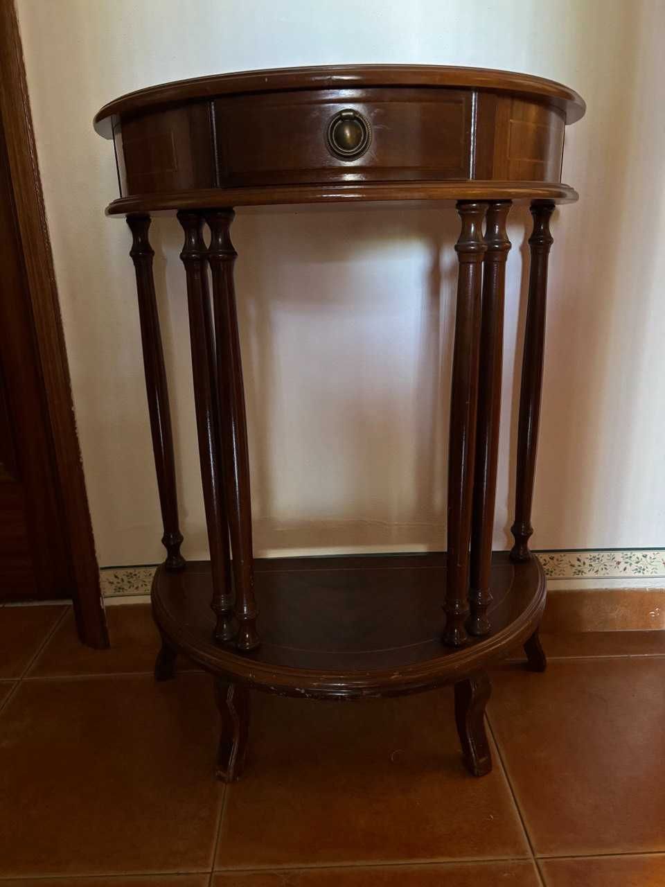 Movel consola estilo ingles, antiga, excelente estado.