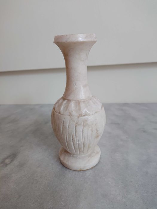 Wazonik wazon kamień biały rzeźbiony
