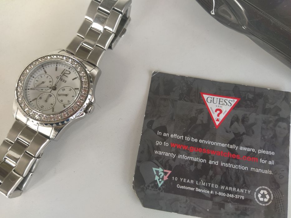Часы guess серебряный цвет.
