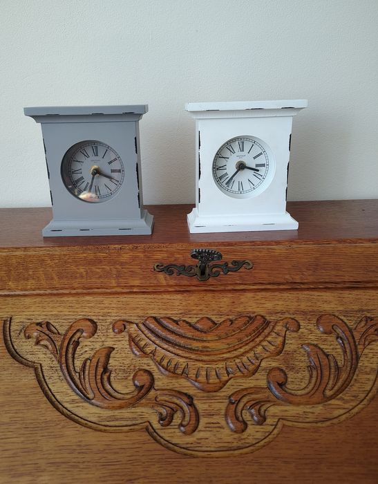 Zegarki  ozdobne stołowe kominkowe z drewna Mayfair & Co.