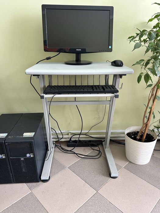 Компʼютерний стіл