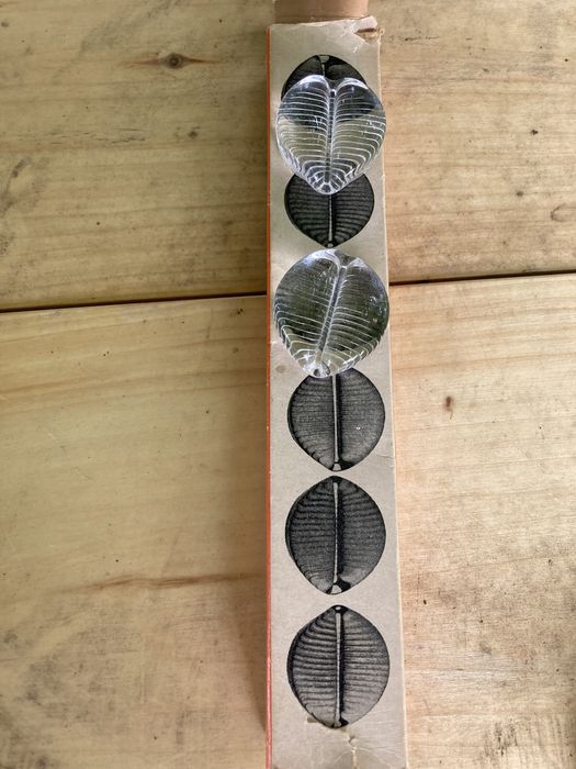 Szklane podstawki pod noże stołowe