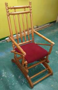 Drewniany fotel bujany, lite drewno, mało używany, wygodny