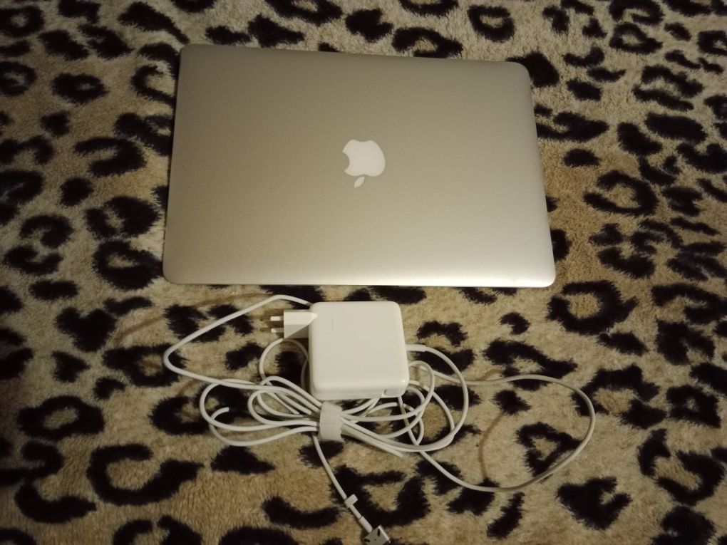 MacBook Air sprawny z ładowarką
