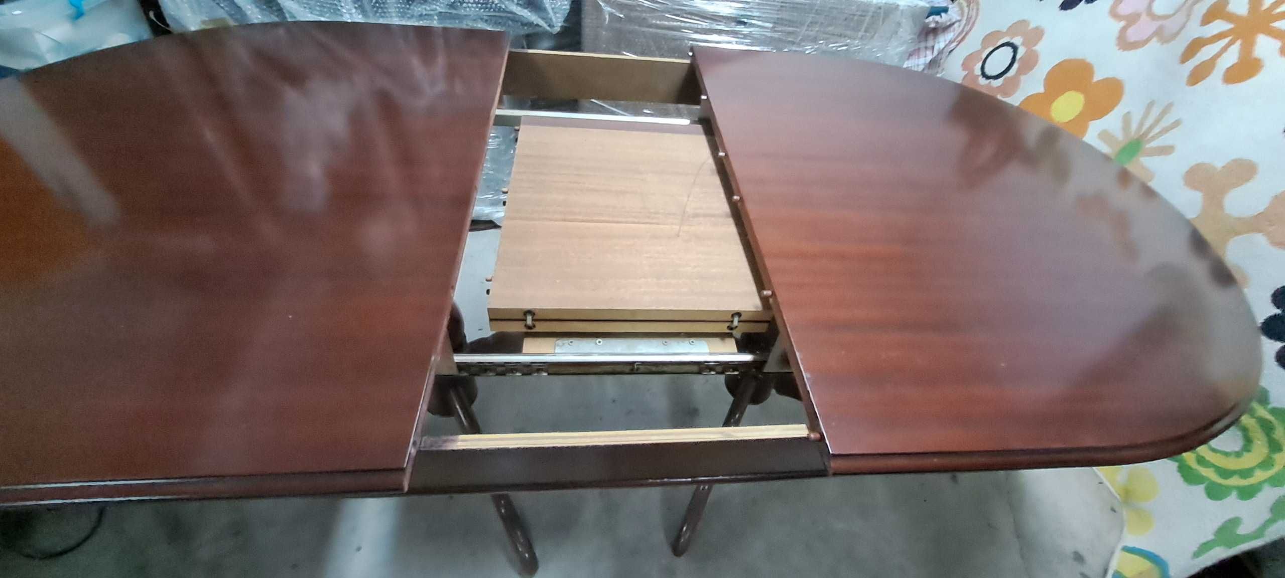 Mesa oval extensível de madeira