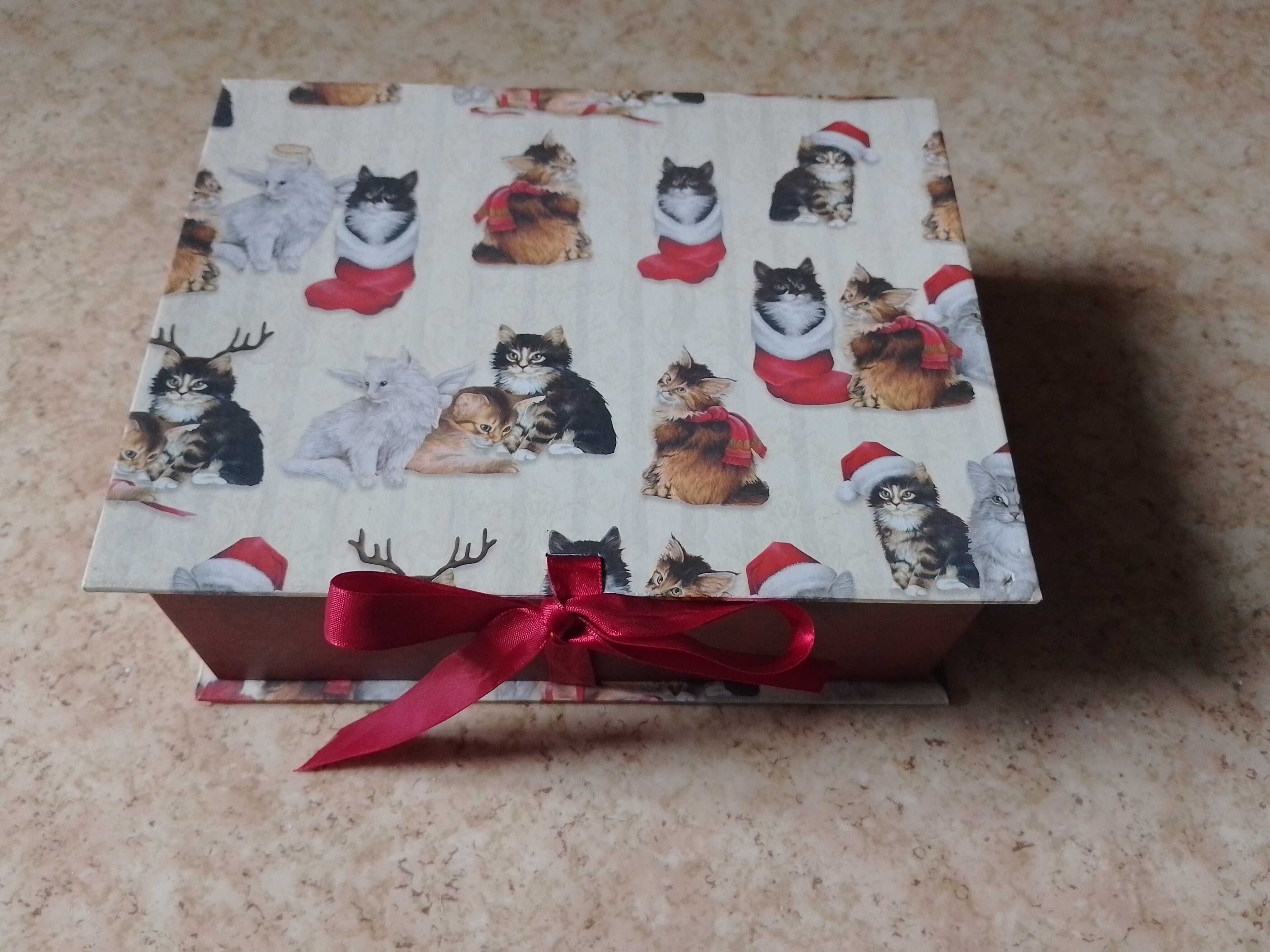 Новая картонная коробка с котятами для подарков или хранения Новый год