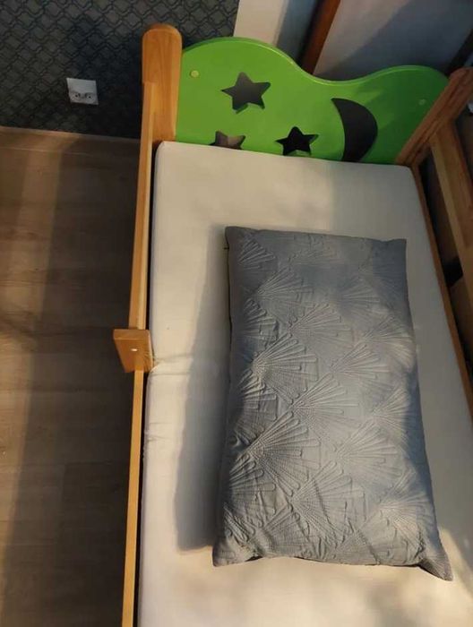 Łóżko drewniane 165x85 cm z barierkami i materacem