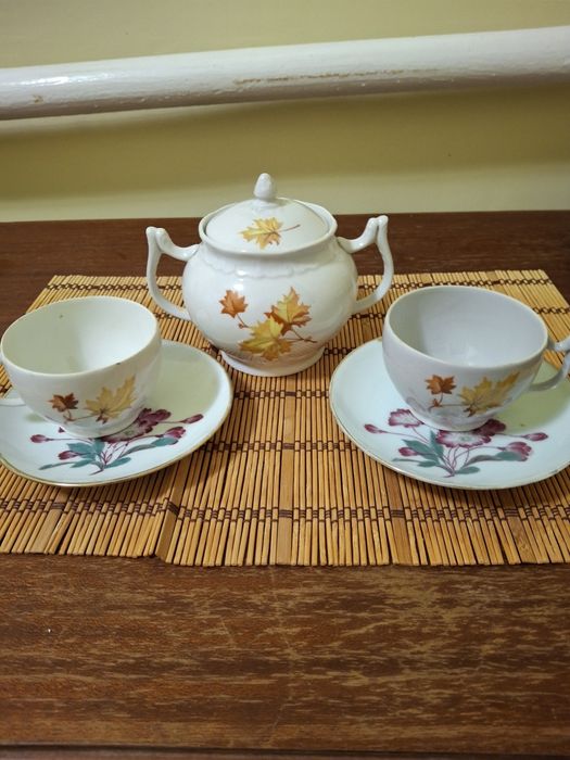 Две фарфоровые чашки с сахарницей