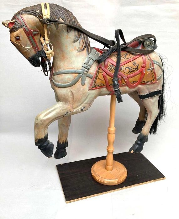 Cavalo decorativo antigo em madeira maciça