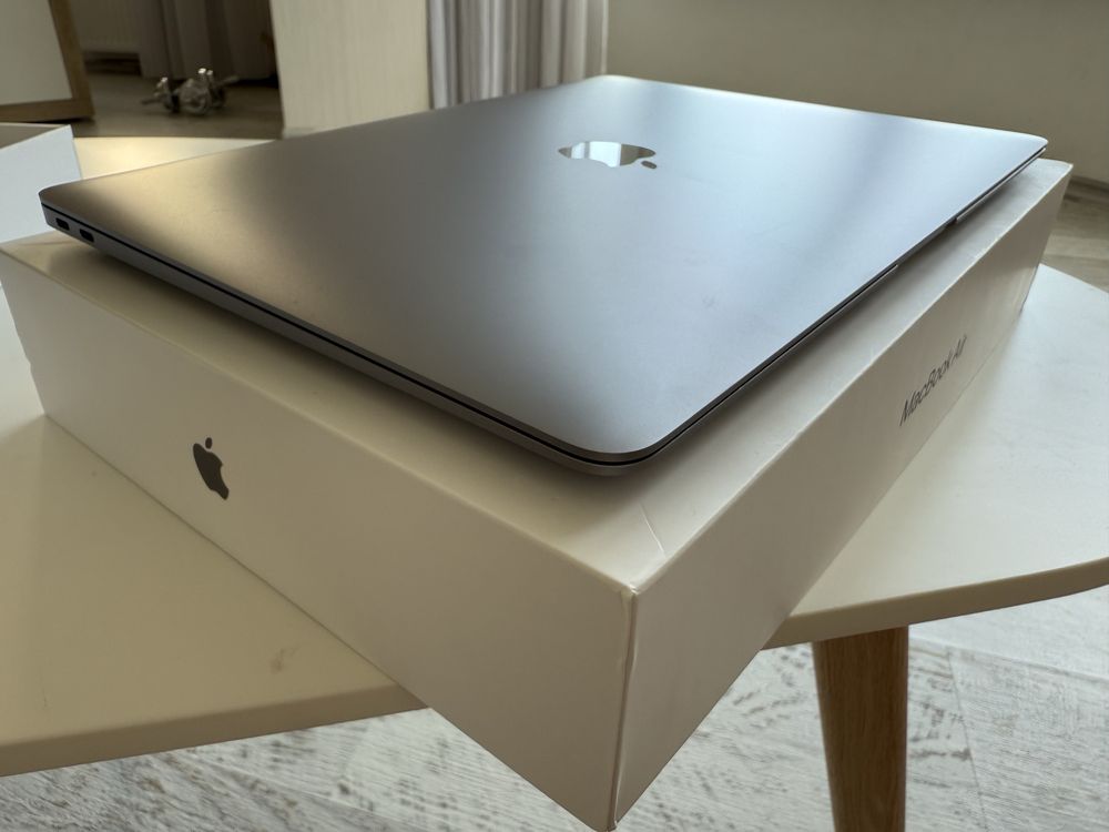 Apple MacBook Air 13 2020 intel i3 8/256Gb