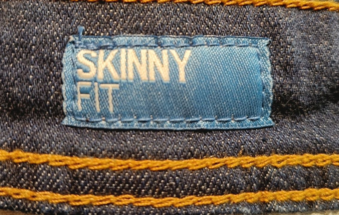 Nowe spodnie jeansowe Cropp - skinny fit - materiał rozciągliwy.

Wymi