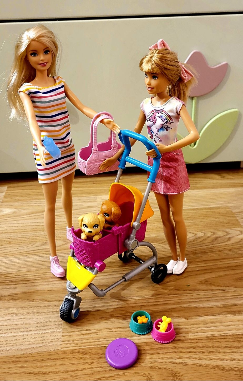 Mattel lalka Barbie spacerówka z pieskami