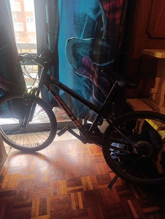 Bicicleta com suspensão  em bom estado