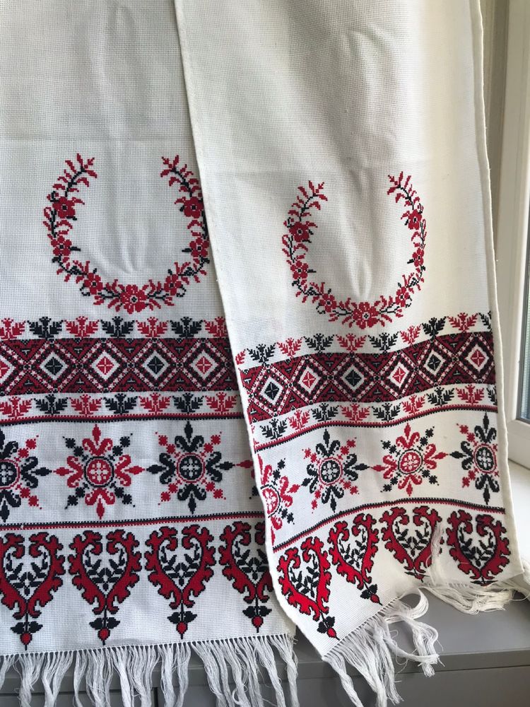 Рушник вишитий хрестиком червоно чорний