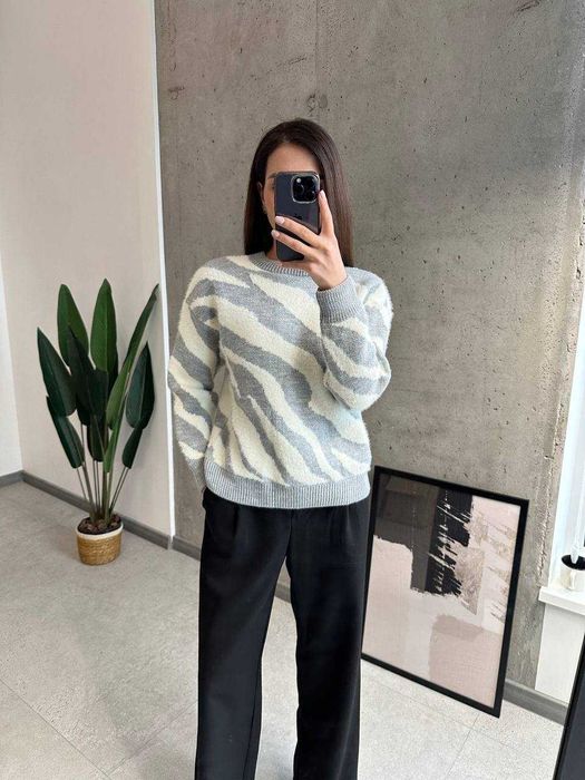 Светр в анімалістичний прнт в сірому кольорі