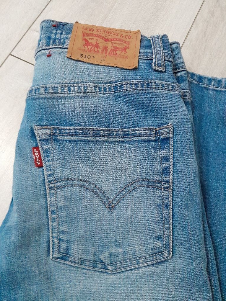 Jeansy Levis XS jasny jeans