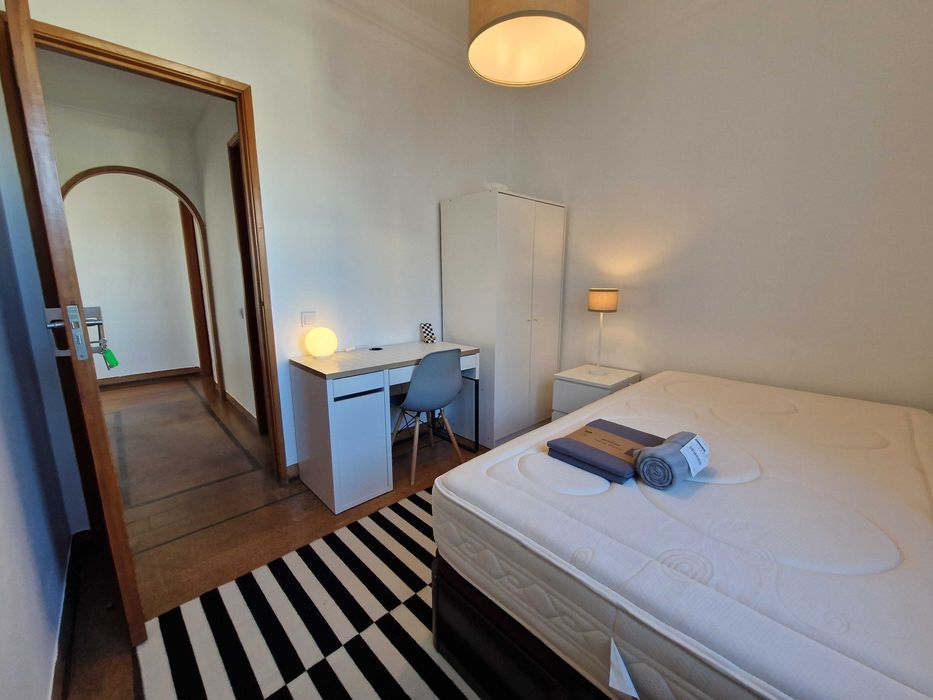 Quarto Av. Rainha D. Amelia, 42 - Quinta das Conchas / Lumiar