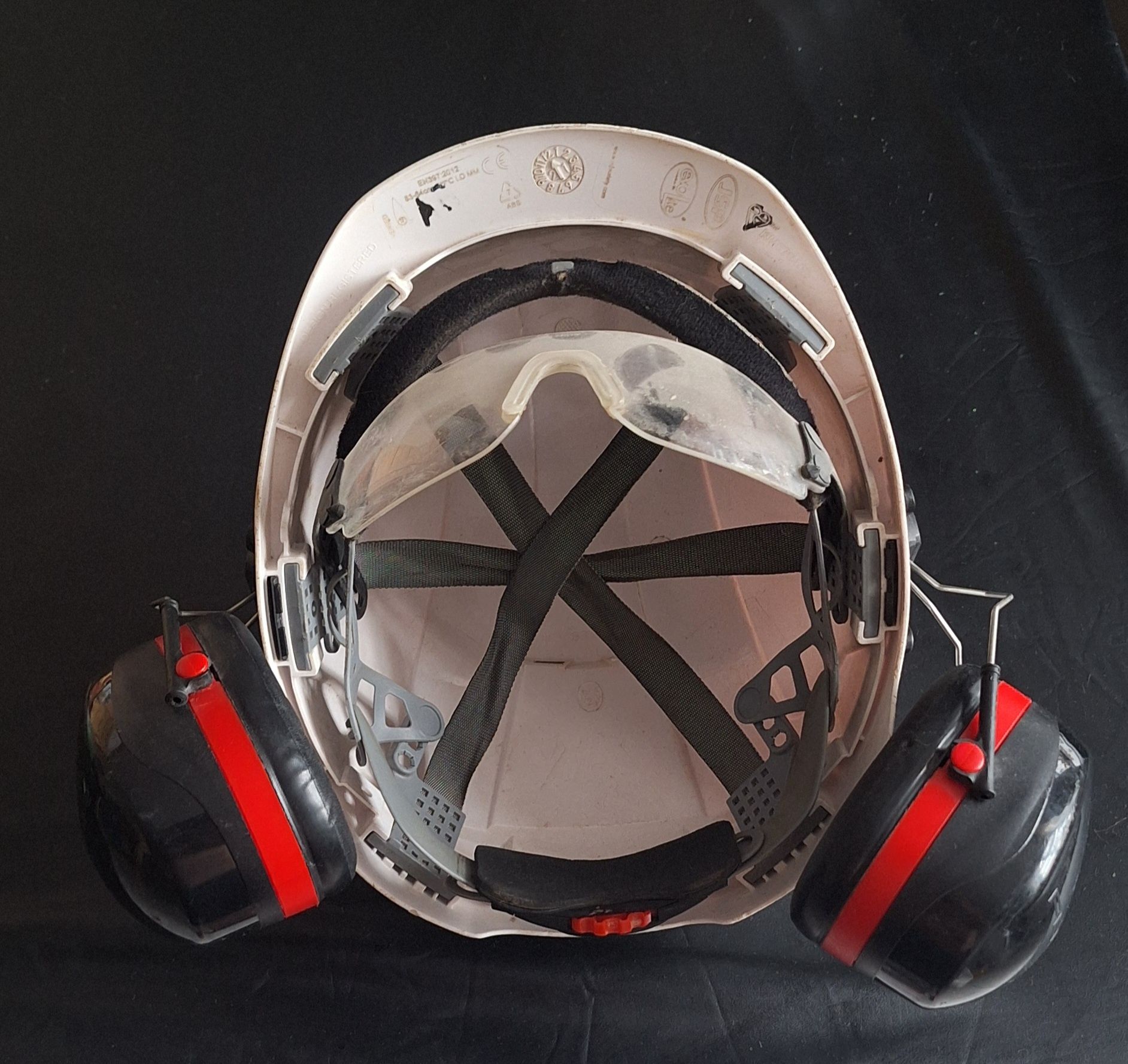 Kask biały JSP z nausznikami