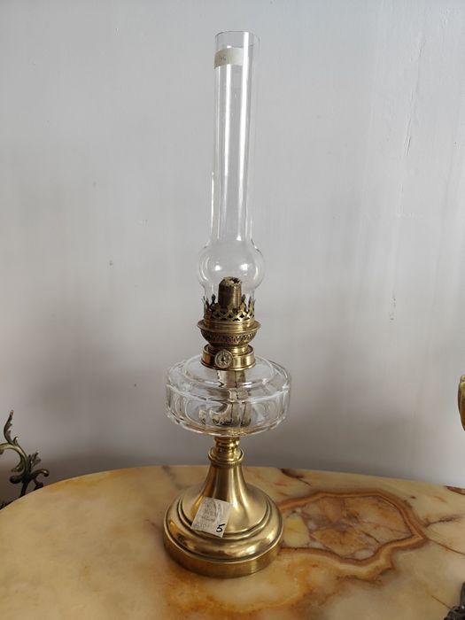 Lampa naftowa z sygnowanym cylindrem