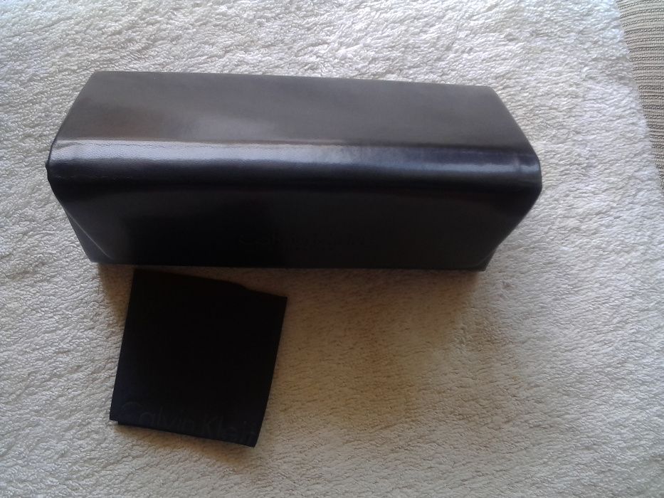 Calvin Klein etui do okularów
