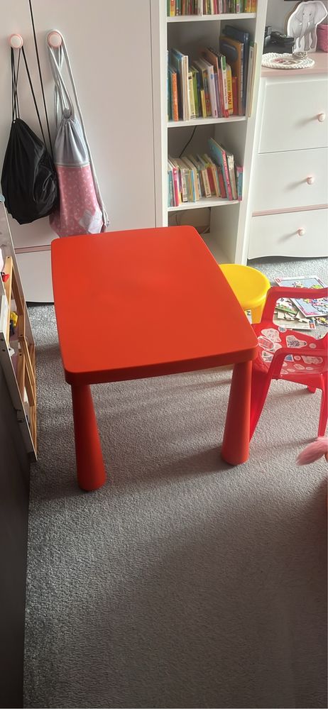 Stolik ikea mammut+2 krzeselka dla dzieci