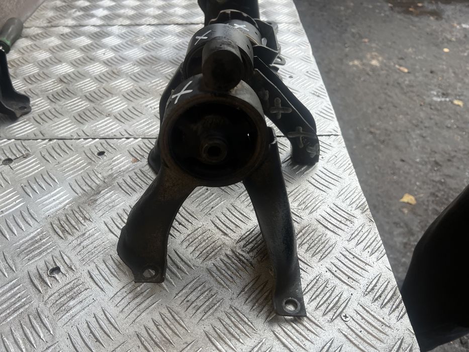 Подушка двигателя мотора коробки лансер 10 lanser x обьем 2.0 1.6 1.5