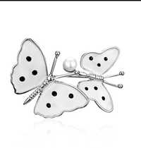 biała broszka motyl motylki emaliowana perełka