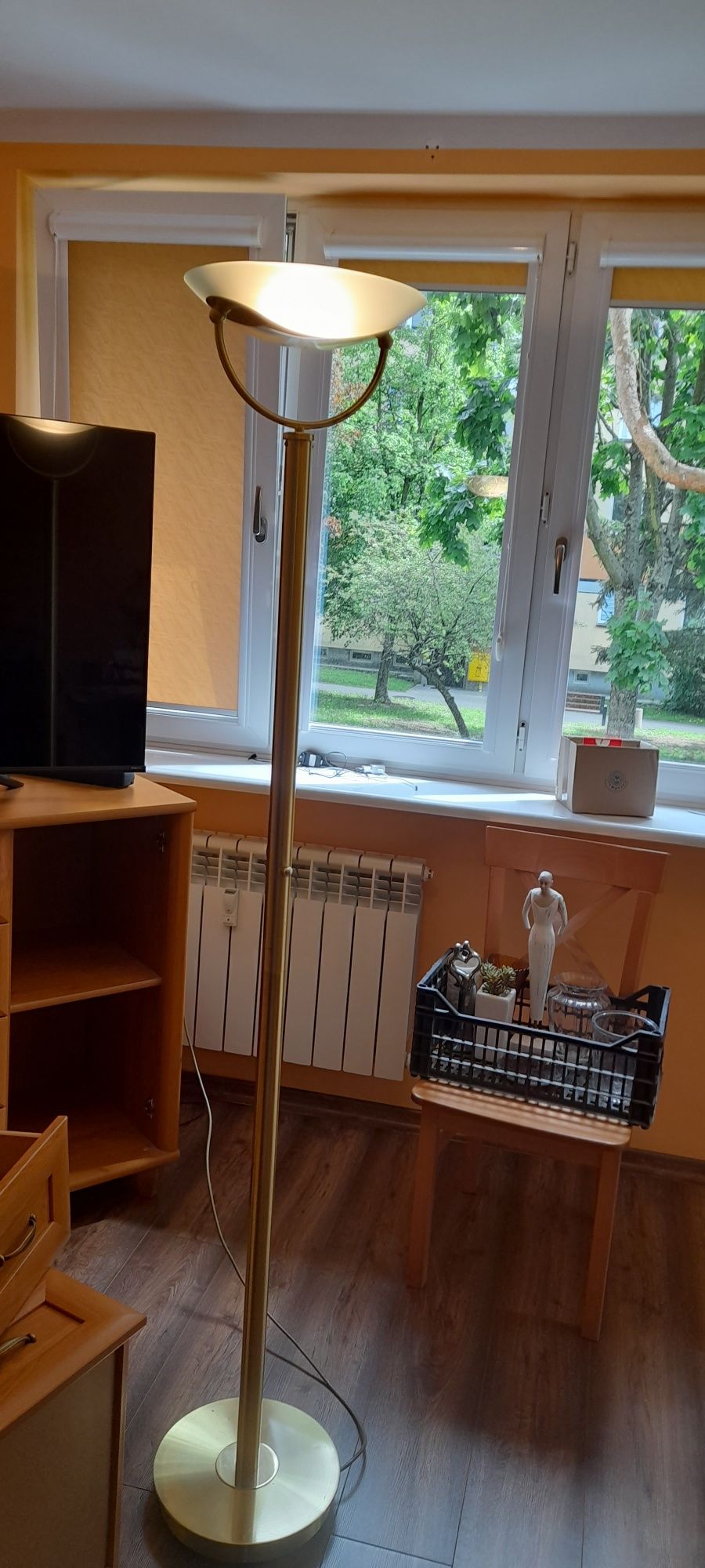 Sprzedam stojąca  lampę  w kolorze złotym. Do lampy  dodam żyrandol