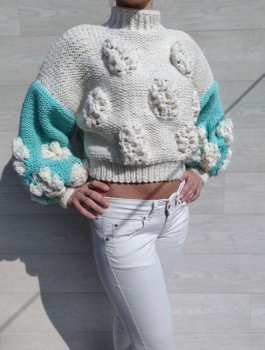 Красивый объёмный вязаный свитер с цветами белый ручная работа S M