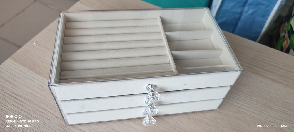 Caixa de veludo com caixa de acrílico com 3 gavetas