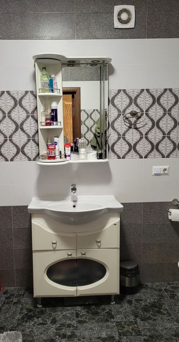 Продам тумбу с умывальником 75 см + зеркало