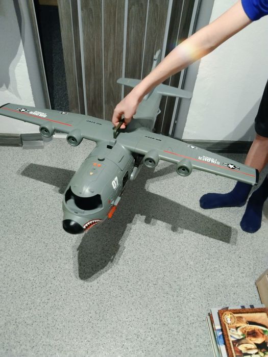 Ogromny samolot wojskowy rekin 87cm/80cm