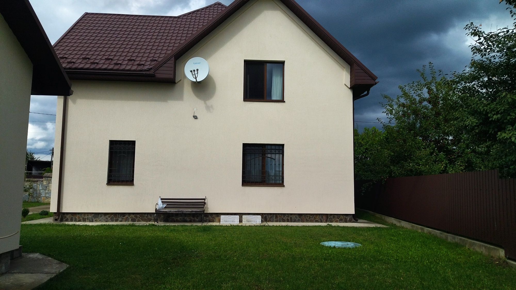 Продається будинок по близу м. Івано Франківська, в селі Черніїв.