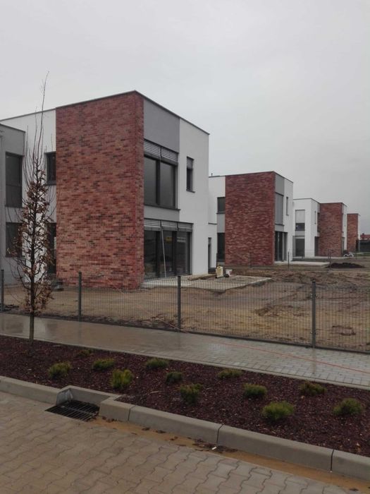 Układanie klinkieru oraz ogrodzeń z pustaków betonowych
