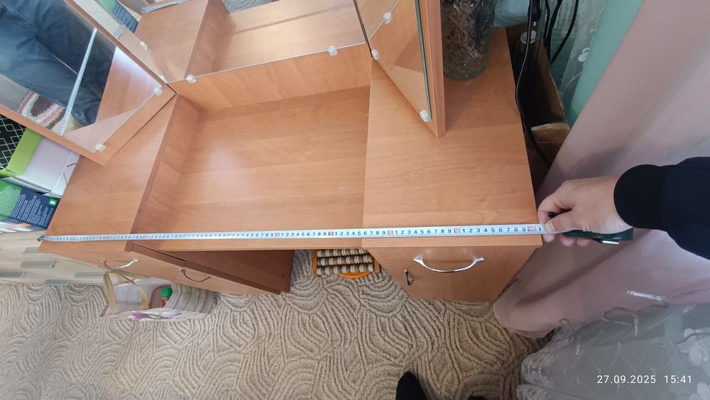 Трюмо, столик для макияжа.