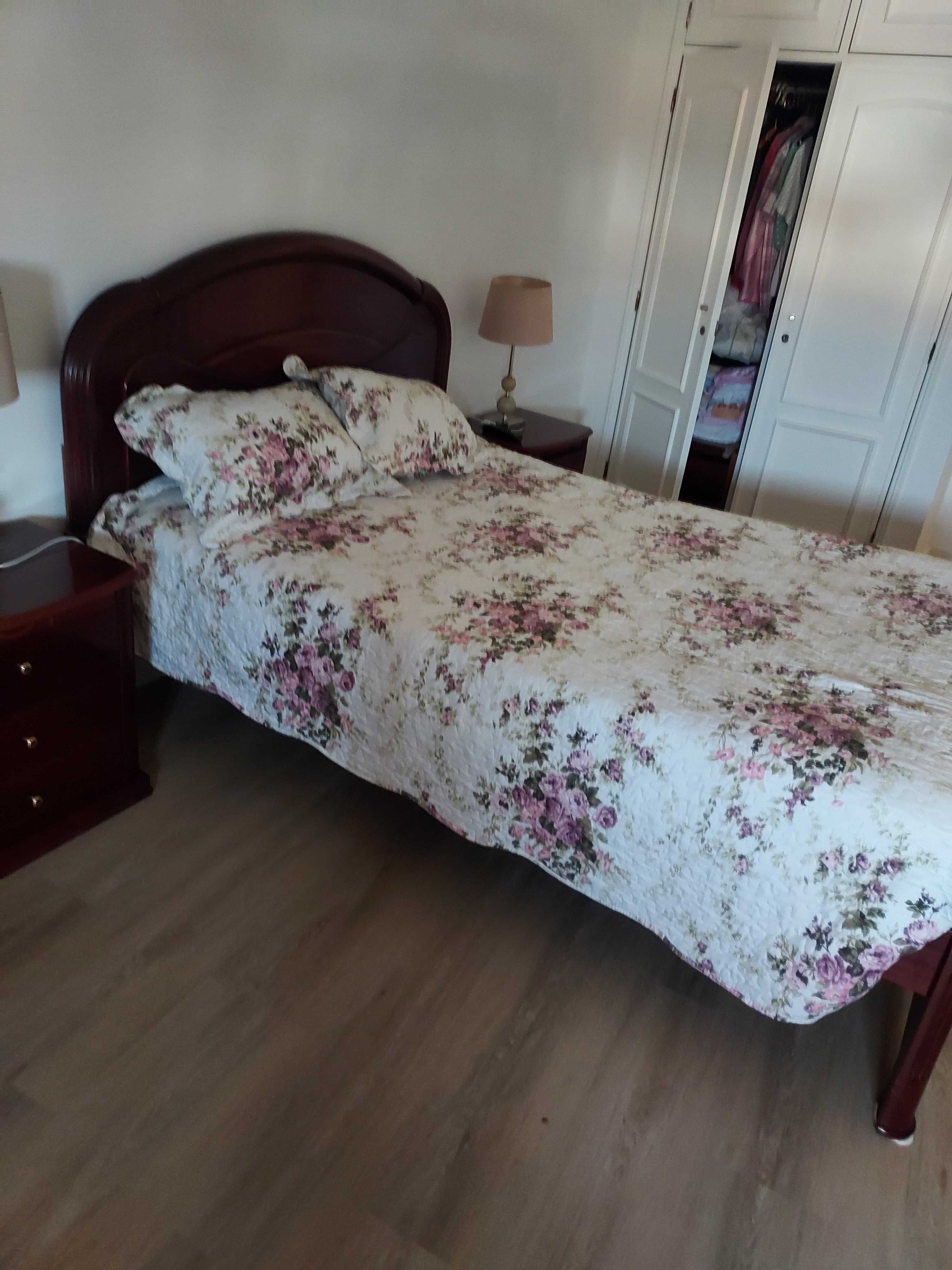 Mobília de quarto em madeira