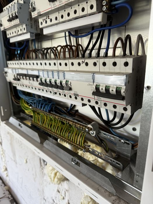 Elektryk. Uslugi elektryczne, alarmy, kamery