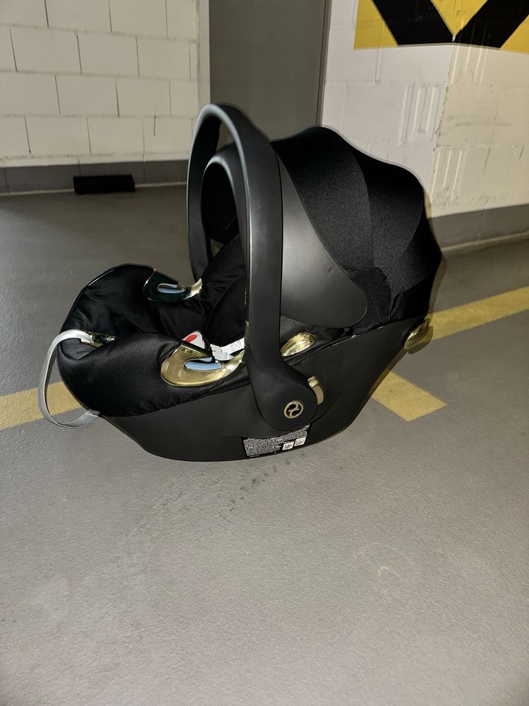 Fotelik Cybex, model Aton Q i-Size/Wings-Black.