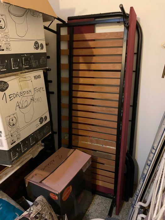 Estrado para cama de casal. Em madeira com tecido vermelho bordô