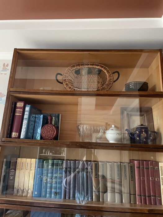 Продаються книжкові полиці.