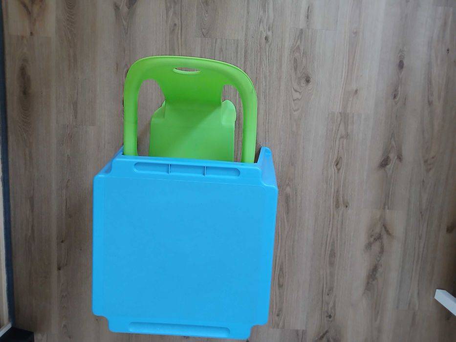 Mesa com uma cadeira infantil