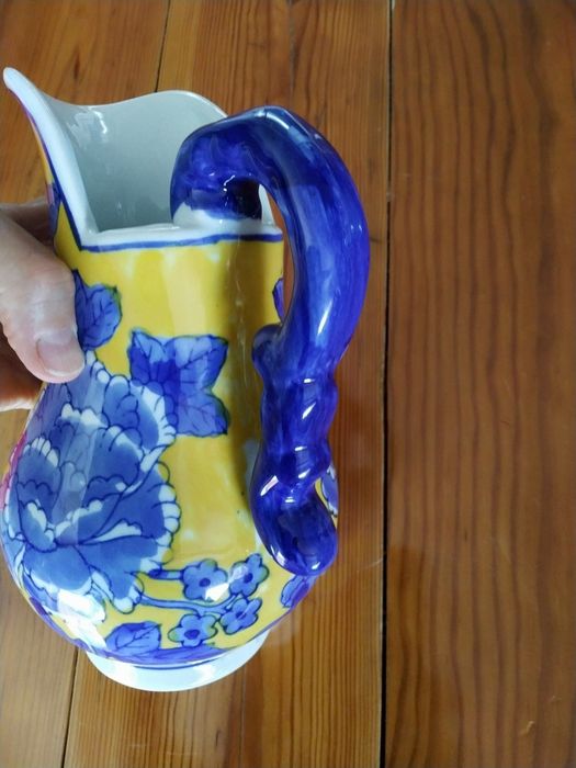 Jarro novo, em faiança em tons de amarelo, azul e branco