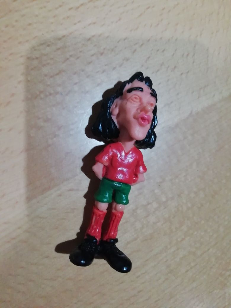 Figuras de antigos jogadores de futebol.