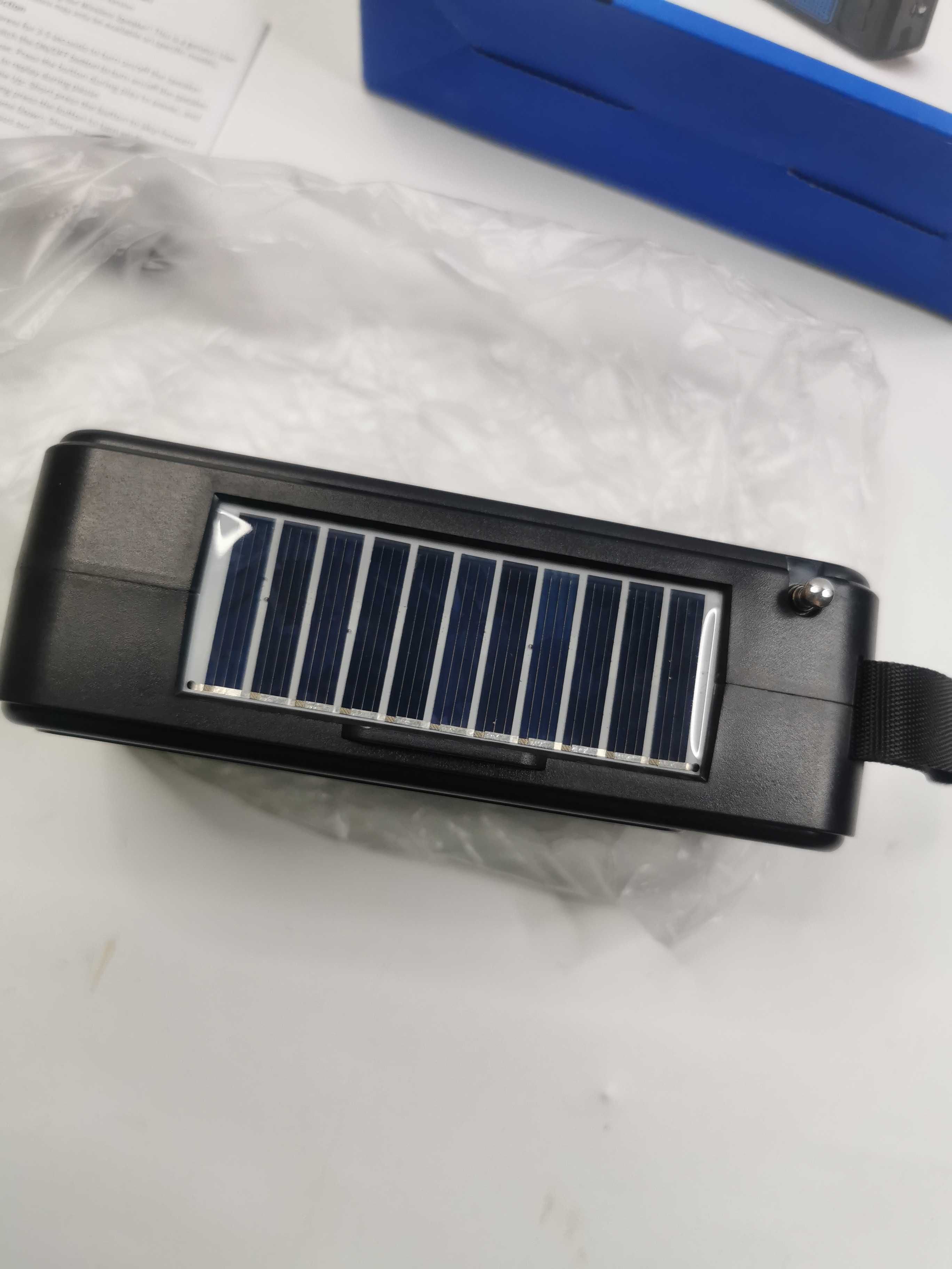 Przenośne radio głosnik latarka panel solarny w jednym