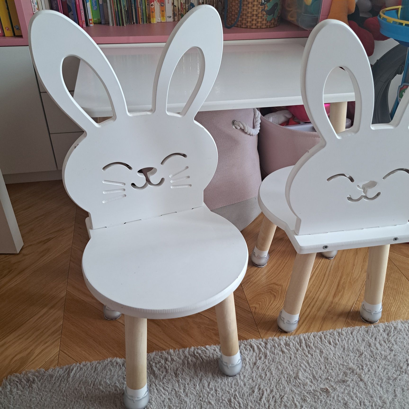 Zestaw mebli królik stół z dwoma krzesłami