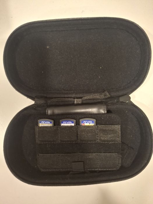 Conjunto PS Vita, 3 jogos, 2 malas para a consola e carregador